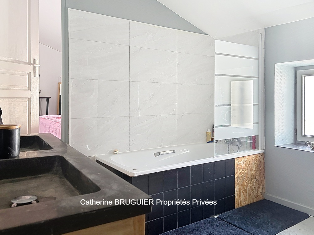 SAINT-JEAN-DE-LIVERSAY Maison en pierre - 210 m² - 5 chambres - Piscine -jardin clos- Coeur de village- Grand garage 14