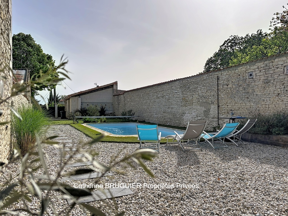 SAINT-JEAN-DE-LIVERSAY Maison en pierre - 210 m² - 5 chambres - Piscine -jardin clos- Coeur de village- Grand garage 8
