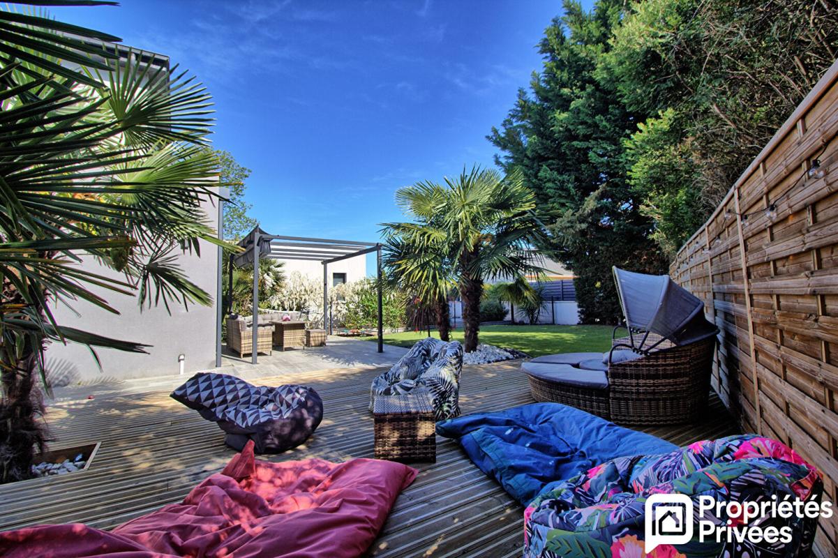 SAINT-BARTHELEMY-D'ANJOU Maison Saint Barthelemy D Anjou 8 pièce(s) 220 m2 13