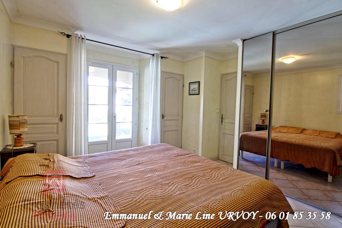 GRAVESON Proche Saint Rémy de Provence - Maison de plain-pied 141m² avec piscine, jardin et garage 8