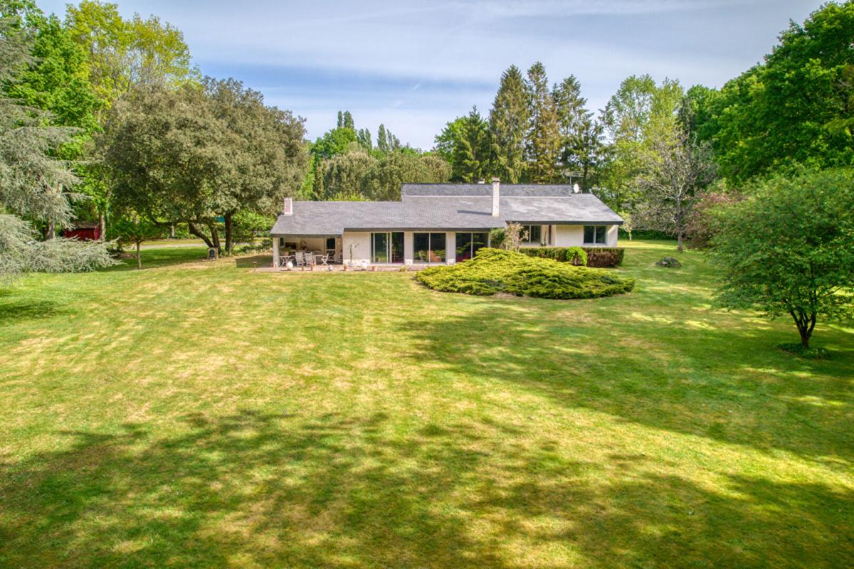 SAUTRON Maison Sautron 8 pièce(s) 260 m2  au coeur d'un parc arboré 1