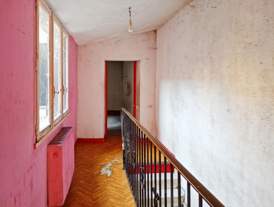 ARTHES Maison de 4 pièces entièrement à rénover à Arthes 5