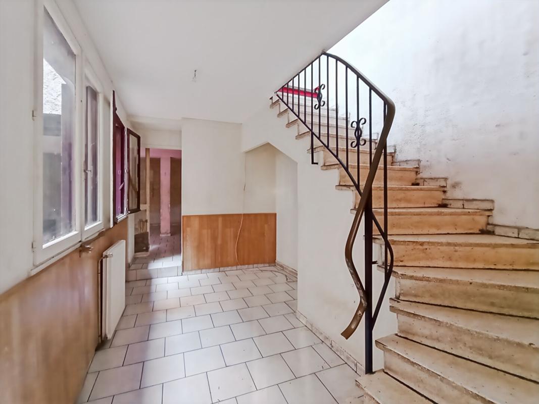 ARTHES Maison de 4 pièces entièrement à rénover à Arthes 6