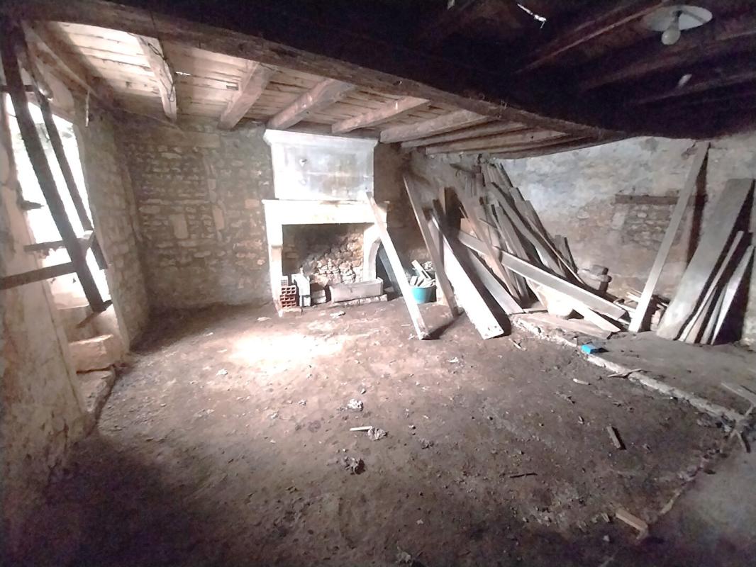 SAINT-SAVINIEN Saint Savinien 17350  Dépendance en Pierre à réhabiliter 225 m² 5