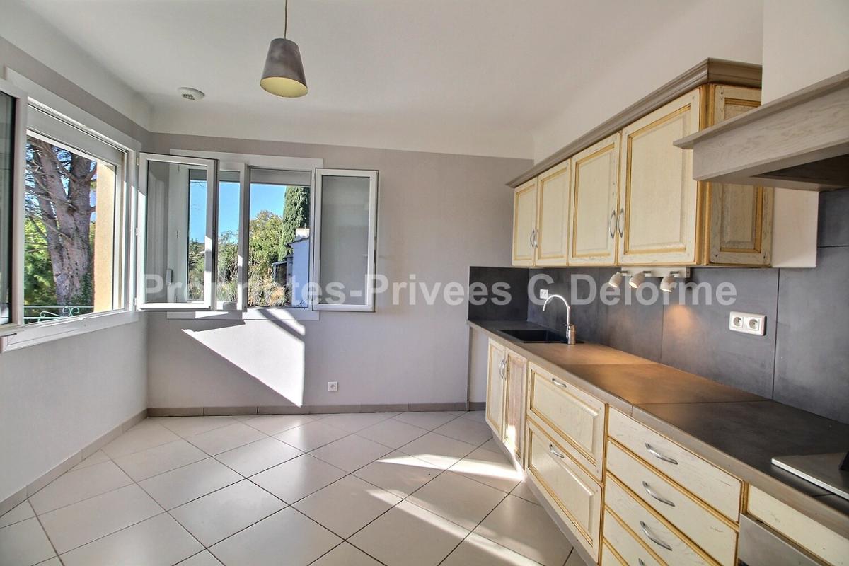 BAGNOLS-SUR-CEZE Bagnols Sur Cèze :Villa sur deux niveaux avec double potentiel habitation / professionnel  172,48 m2 Habitables , 5 chambres,  dépendance 120m2 4