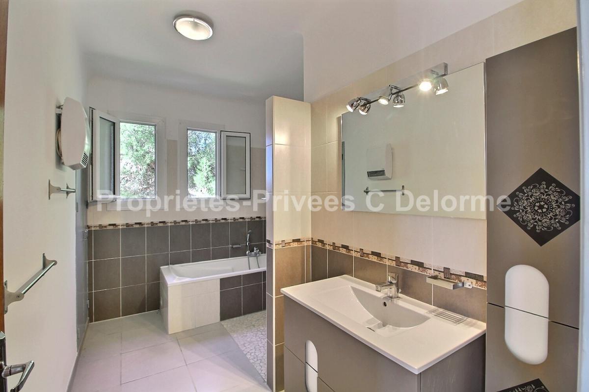 BAGNOLS-SUR-CEZE Bagnols Sur Cèze :Villa sur deux niveaux avec double potentiel habitation / professionnel  172,48 m2 Habitables , 5 chambres,  dépendance 120m2 8