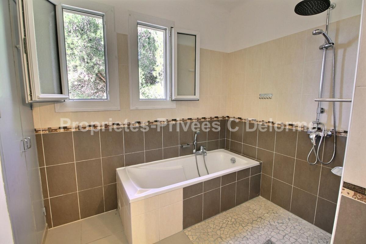 BAGNOLS-SUR-CEZE Bagnols Sur Cèze :Villa sur deux niveaux avec double potentiel habitation / professionnel  172,48 m2 Habitables , 5 chambres,  dépendance 120m2 9