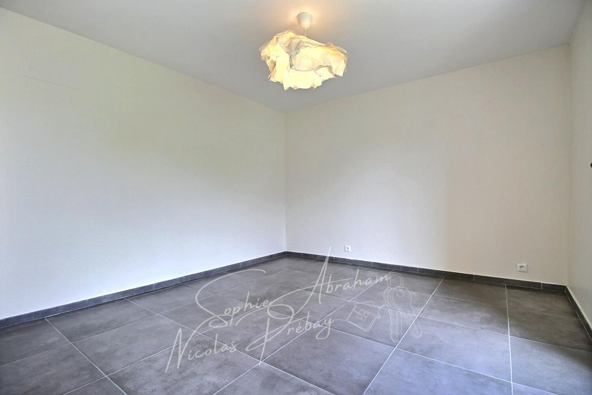 OUTARVILLE Maison en pierres avec cour et jardin 7