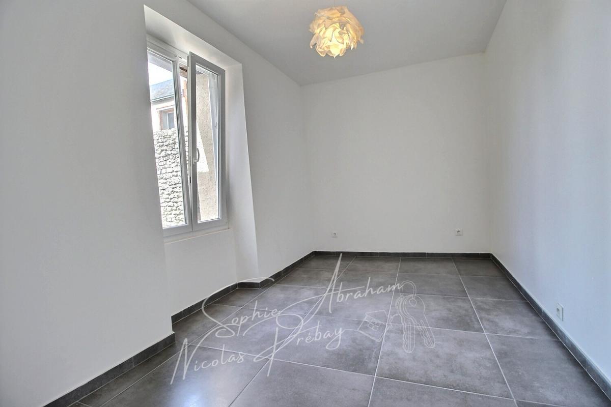 OUTARVILLE Maison en pierres avec cour et jardin 8