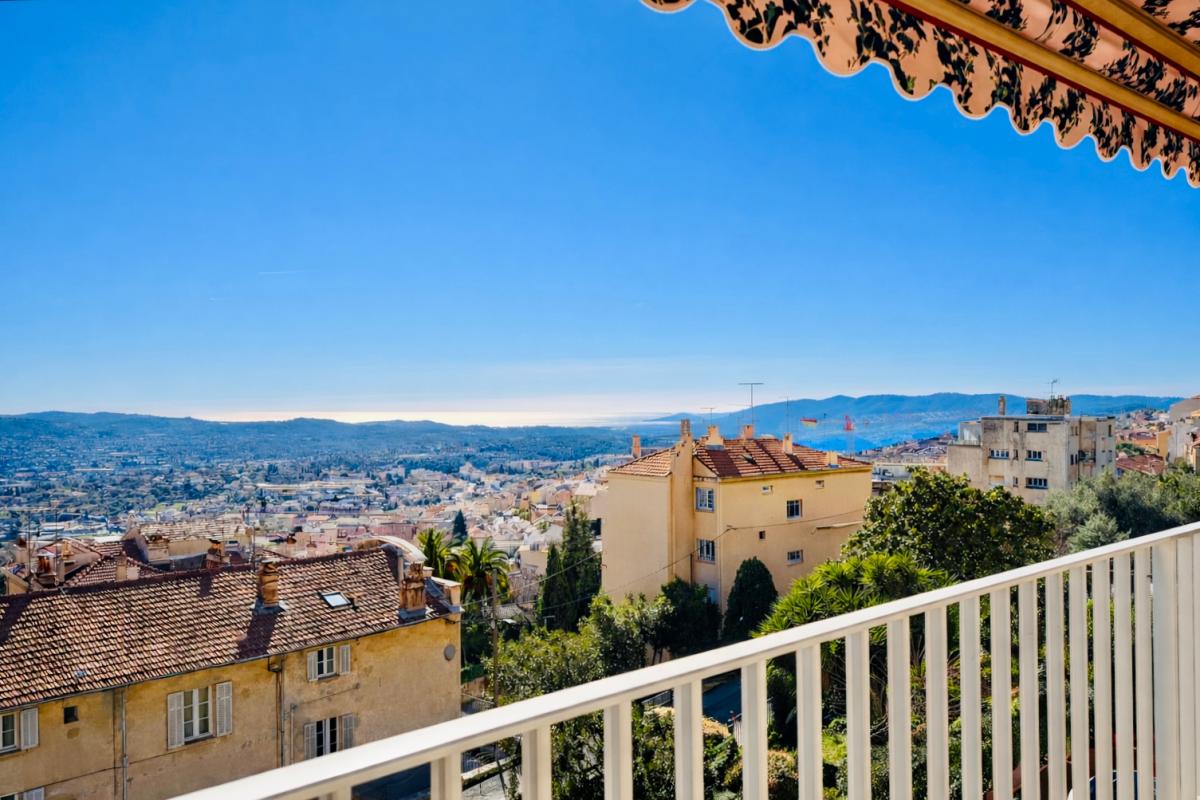 GRASSE Appartement traversant Grasse 2 pièces 60 m2 terrasse vue panoramique et mer, parking et cave 2
