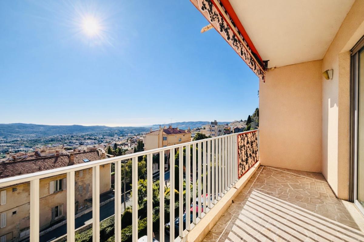 GRASSE Appartement traversant Grasse 2 pièces 60 m2 terrasse vue panoramique et mer, parking et cave 4