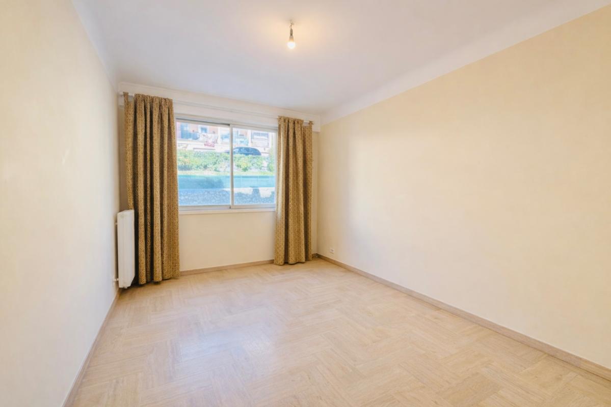 GRASSE Appartement traversant Grasse 2 pièces 60 m2 terrasse vue panoramique et mer, parking et cave 6