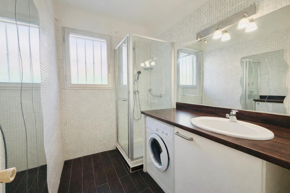 GRASSE Appartement traversant Grasse 2 pièces 60 m2 terrasse vue panoramique et mer, parking et cave 7