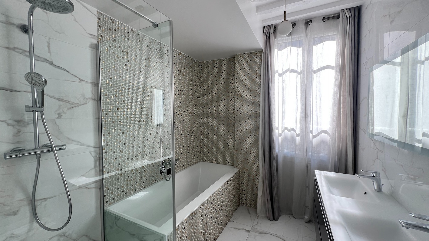 PARIS-7E-ARRONDISSEMENT Rue de Verneuil - Superbe appartement de réception entièrement rénové, 2 suites 16