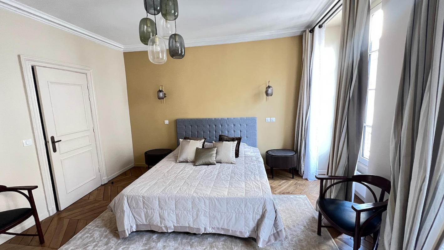 PARIS-7E-ARRONDISSEMENT Rue de Verneuil - Superbe appartement de réception entièrement rénové, 2 suites 5