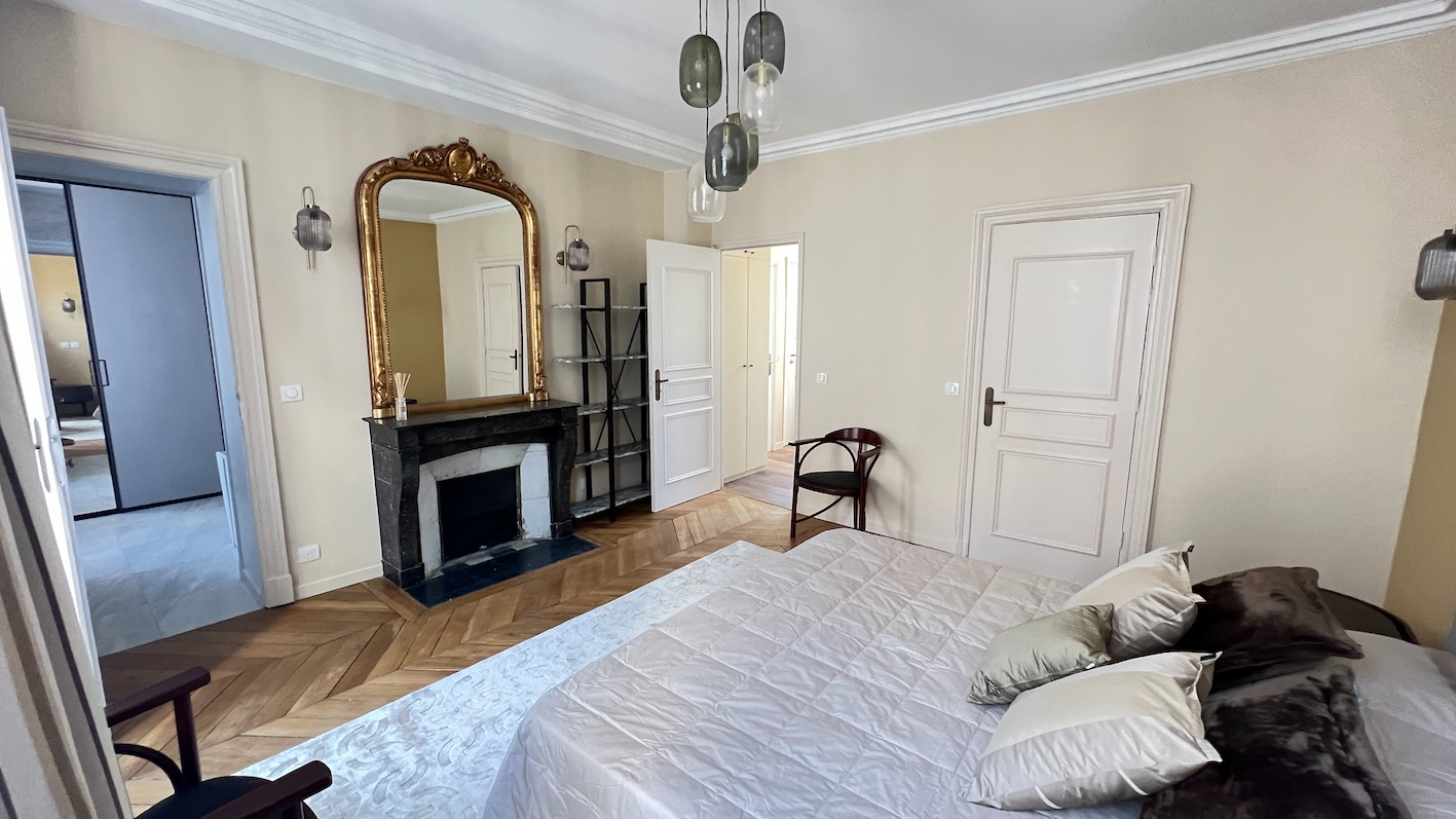 PARIS-7E-ARRONDISSEMENT Rue de Verneuil - Superbe appartement de réception entièrement rénové, 2 suites 6