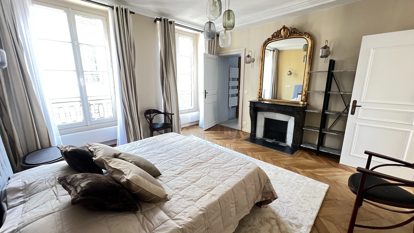 PARIS-7E-ARRONDISSEMENT Rue de Verneuil - Superbe appartement de réception entièrement rénové, 2 suites 7