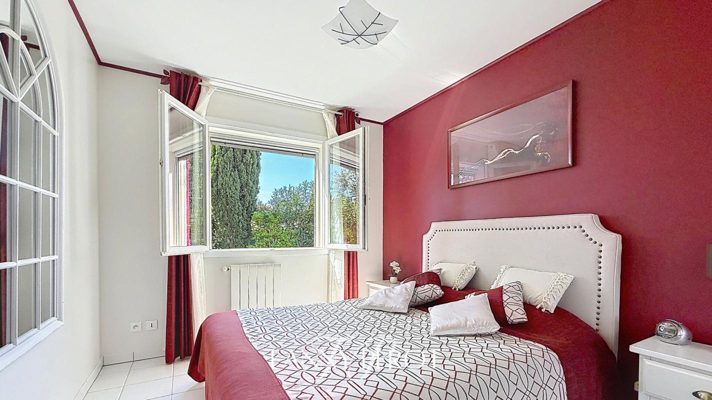 SAINT-CYPRIEN A Saint-Cyprien, maison 4 faces de 120m² sur une parcelle de 838m² avec piscine 10