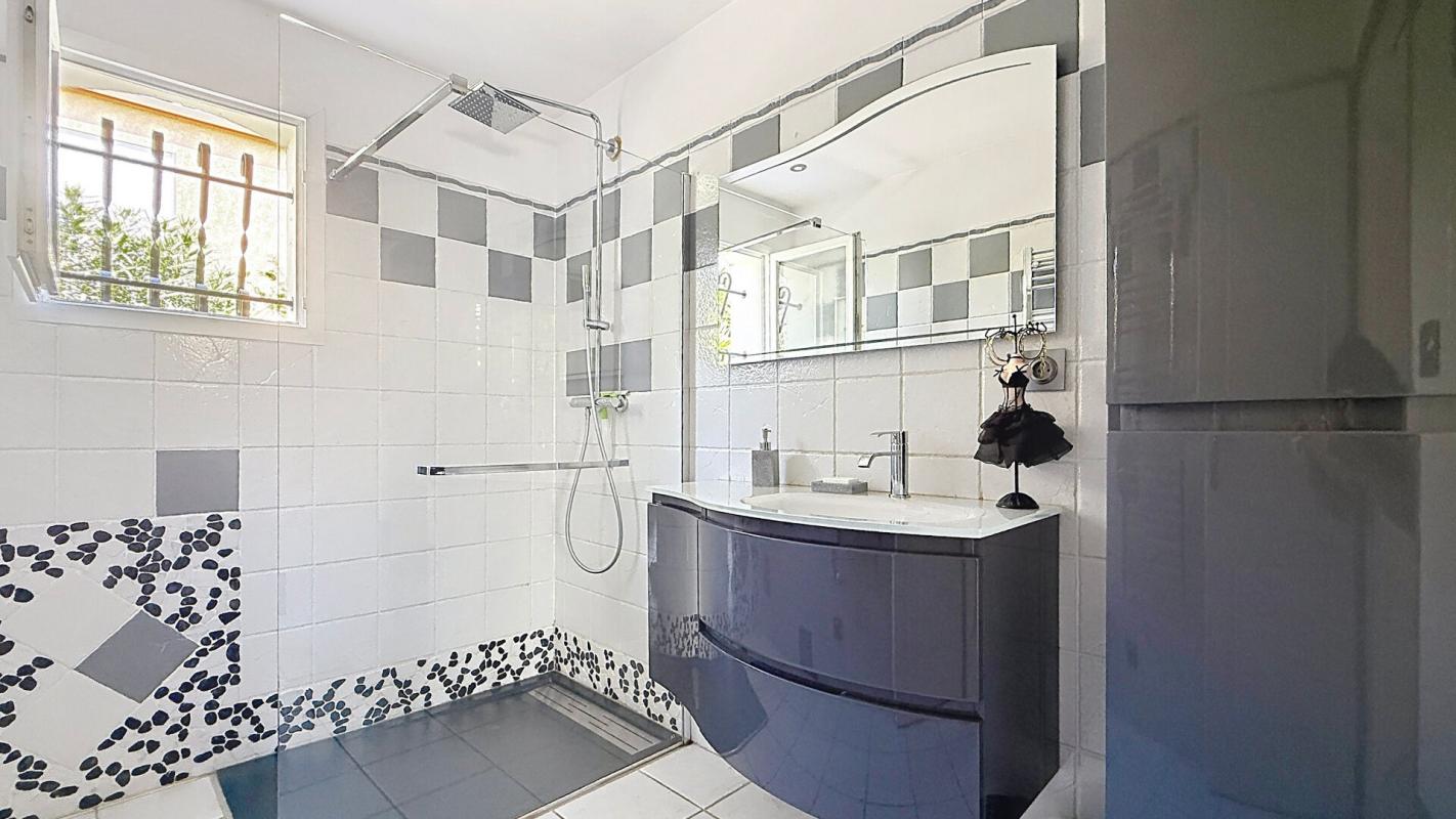 SAINT-CYPRIEN A Saint-Cyprien, maison 4 faces de 120m² sur une parcelle de 838m² avec piscine 12