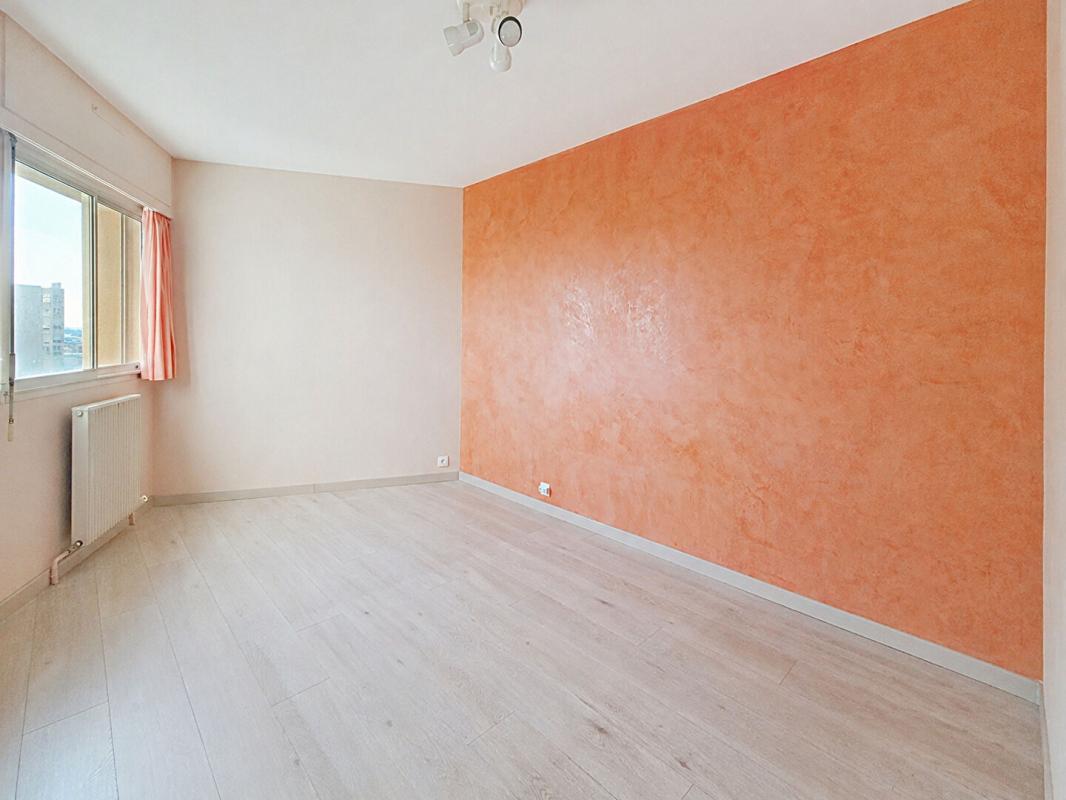 TOULON Toulon - T4 familial de 116 m² avec terrasse de 20 m², pkg , cave et gardien 10
