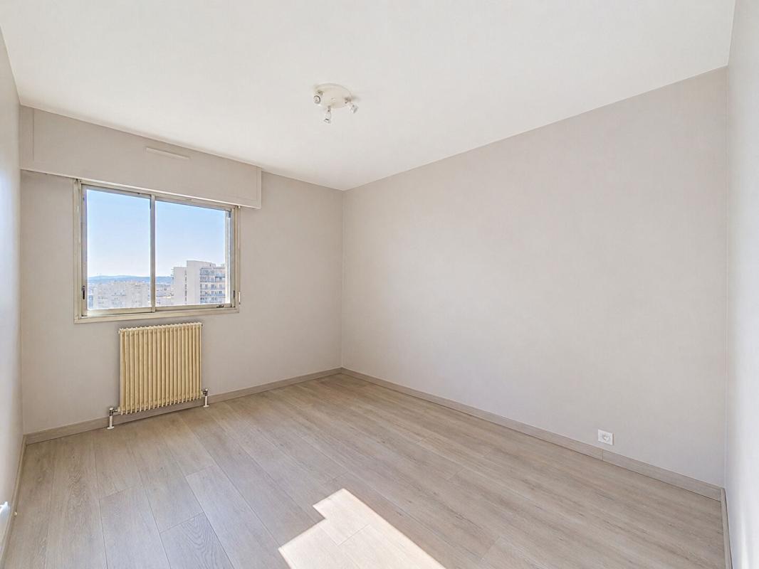 TOULON Toulon - T4 familial de 116 m² avec terrasse de 20 m², pkg , cave et gardien 12