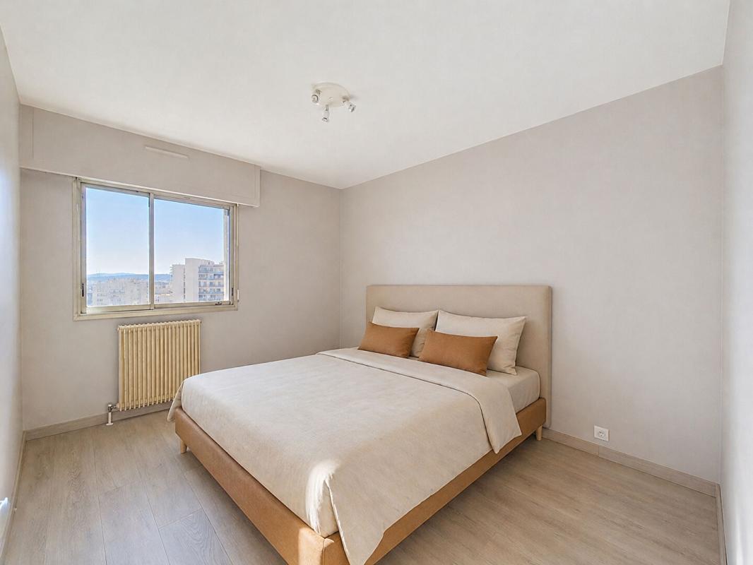 TOULON Toulon - T4 familial de 116 m² avec terrasse de 20 m², pkg , cave et gardien 13