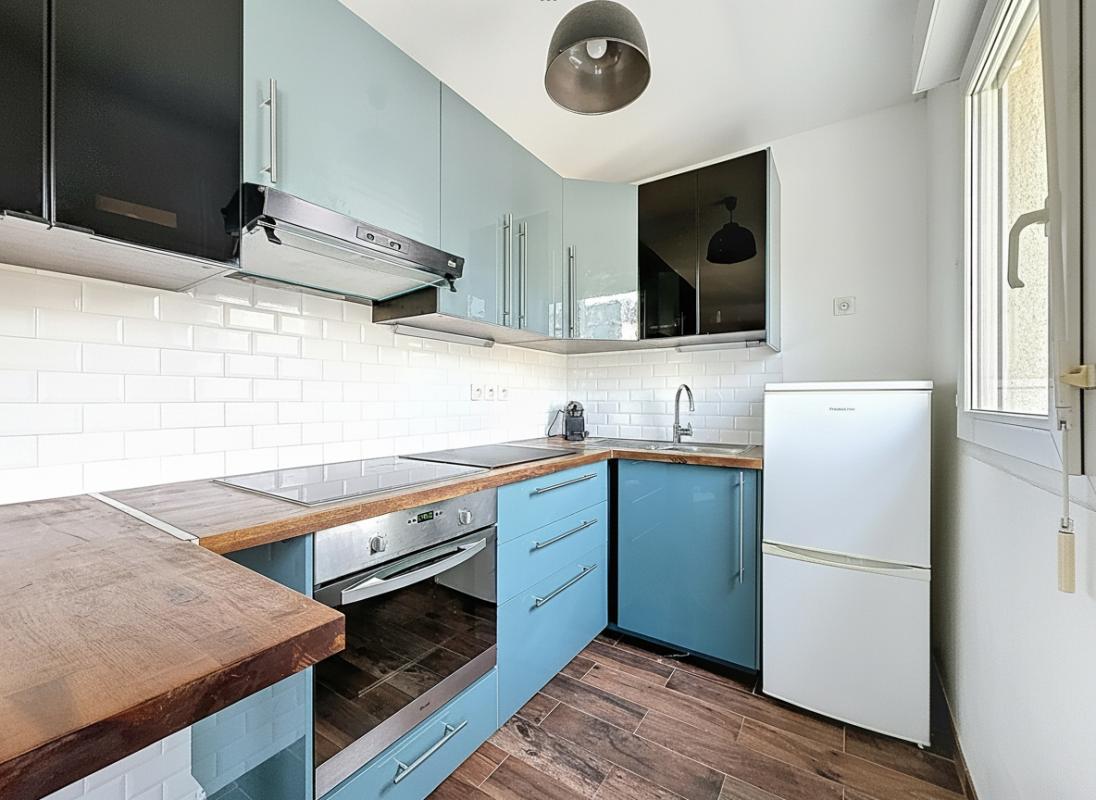 LE KREMLIN-BICETRE Charmant studio rénové avec balcon 30.80 m2 3