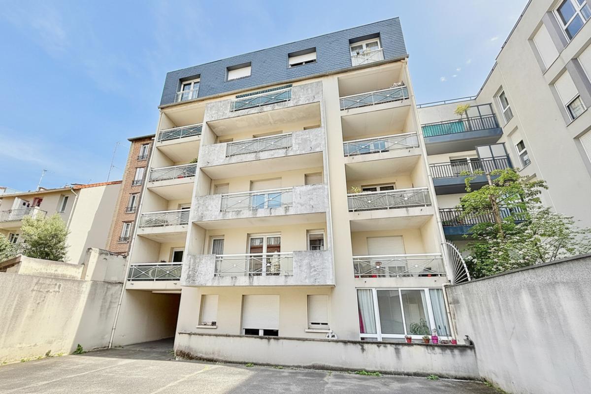 LE KREMLIN-BICETRE Charmant studio rénové avec balcon 30.80 m2 5