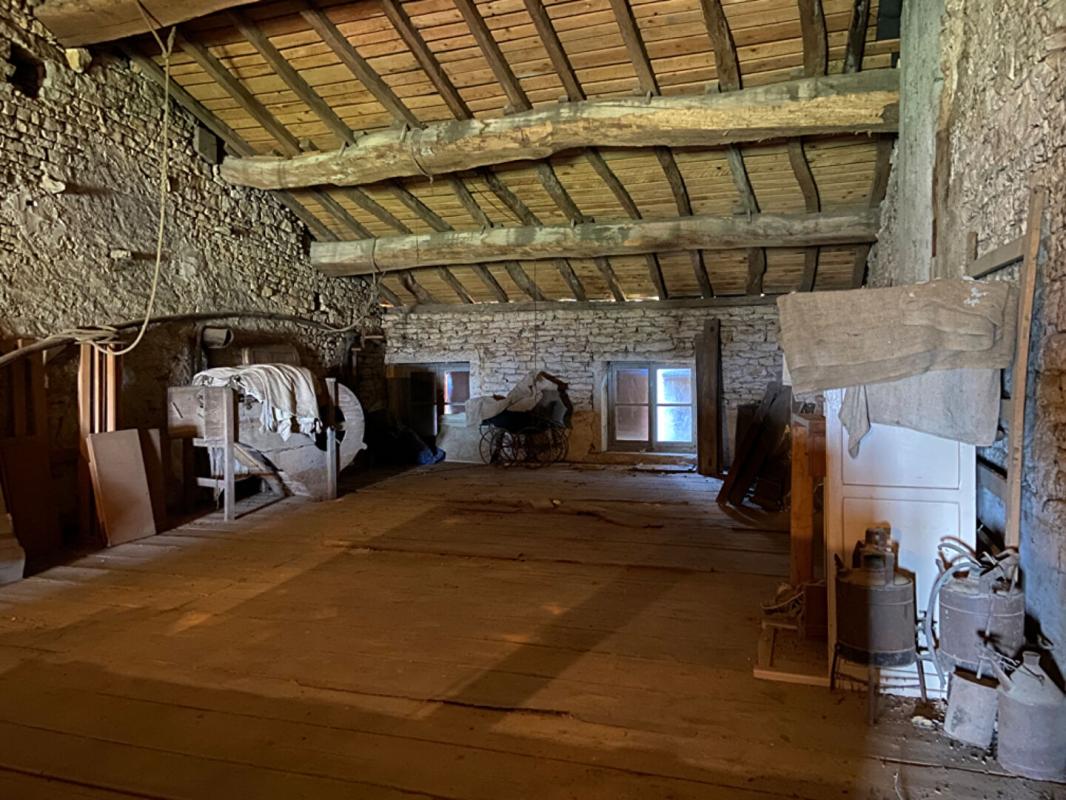 UCHIZY EXCLUSIVITÉ - Ancienne ferme à vendre avec dépendances à Uchizy 14