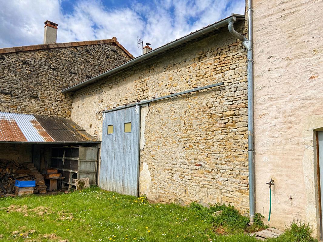 UCHIZY EXCLUSIVITÉ - Ancienne ferme à vendre avec dépendances à Uchizy 2