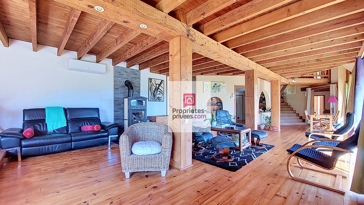 LES EYZIES-DE-TAYAC-SIREUIL Une propriété volontairement à l'écart, pour ceux qui privilégient le silence, la discrétion et un cadre naturel préservé. 4 chambres. Terrain environ 1 hectare 10