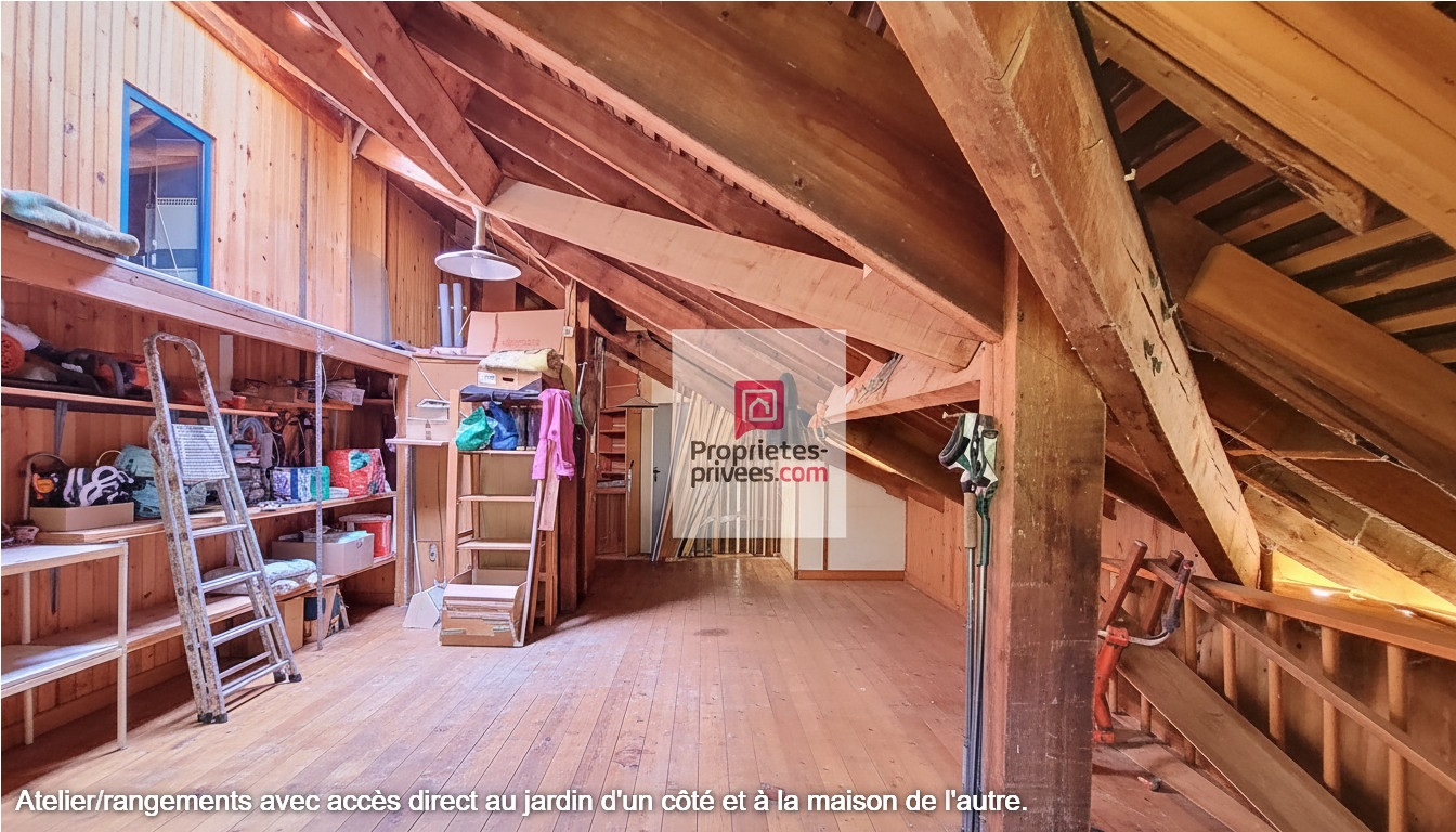 LES EYZIES-DE-TAYAC-SIREUIL Une propriété volontairement à l'écart, pour ceux qui privilégient le silence, la discrétion et un cadre naturel préservé. 4 chambres. Terrain environ 1 hectare 13