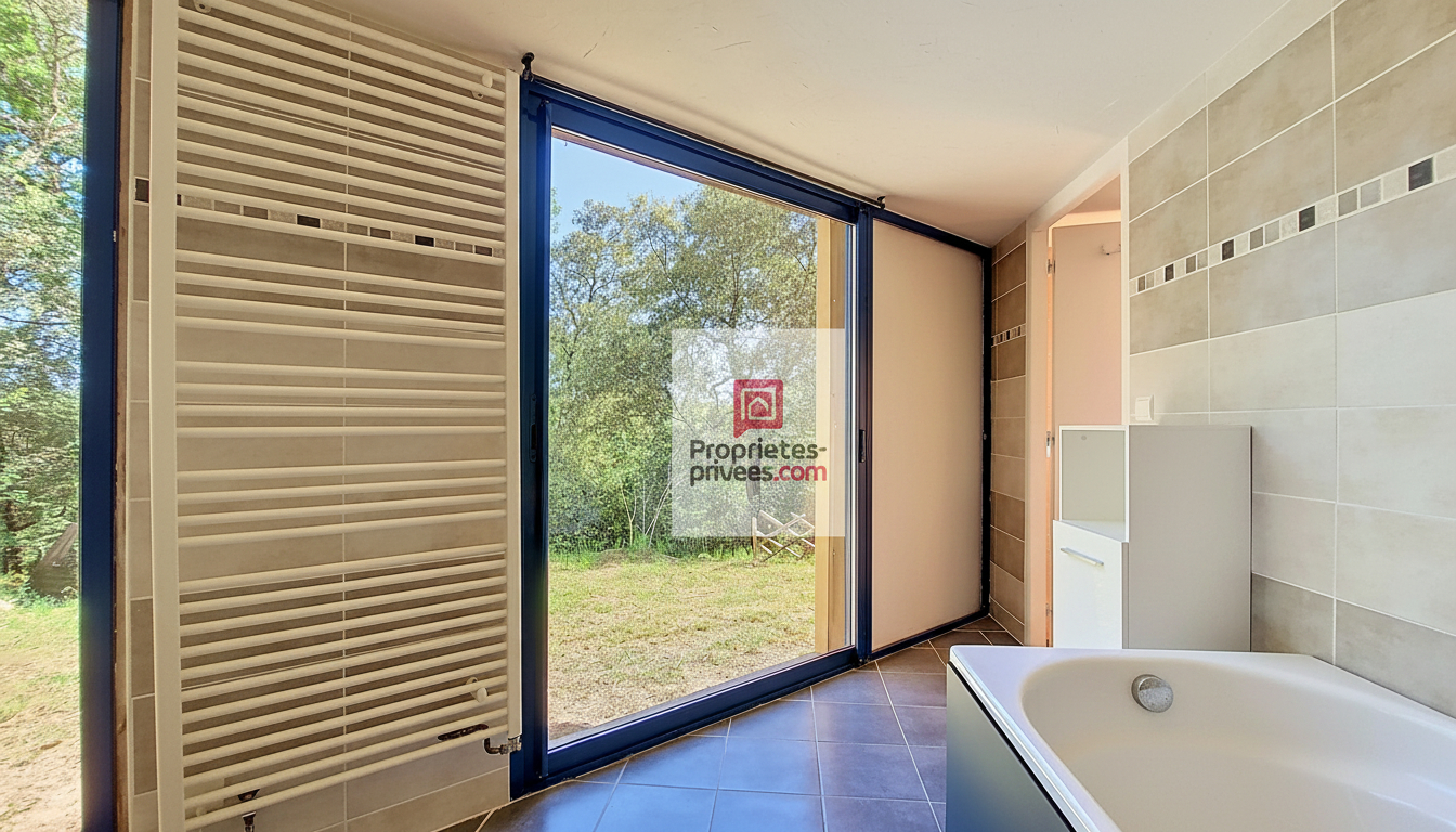 LES EYZIES-DE-TAYAC-SIREUIL Une propriété volontairement à l'écart, pour ceux qui privilégient le silence, la discrétion et un cadre naturel préservé. 4 chambres. Terrain environ 1 hectare 14