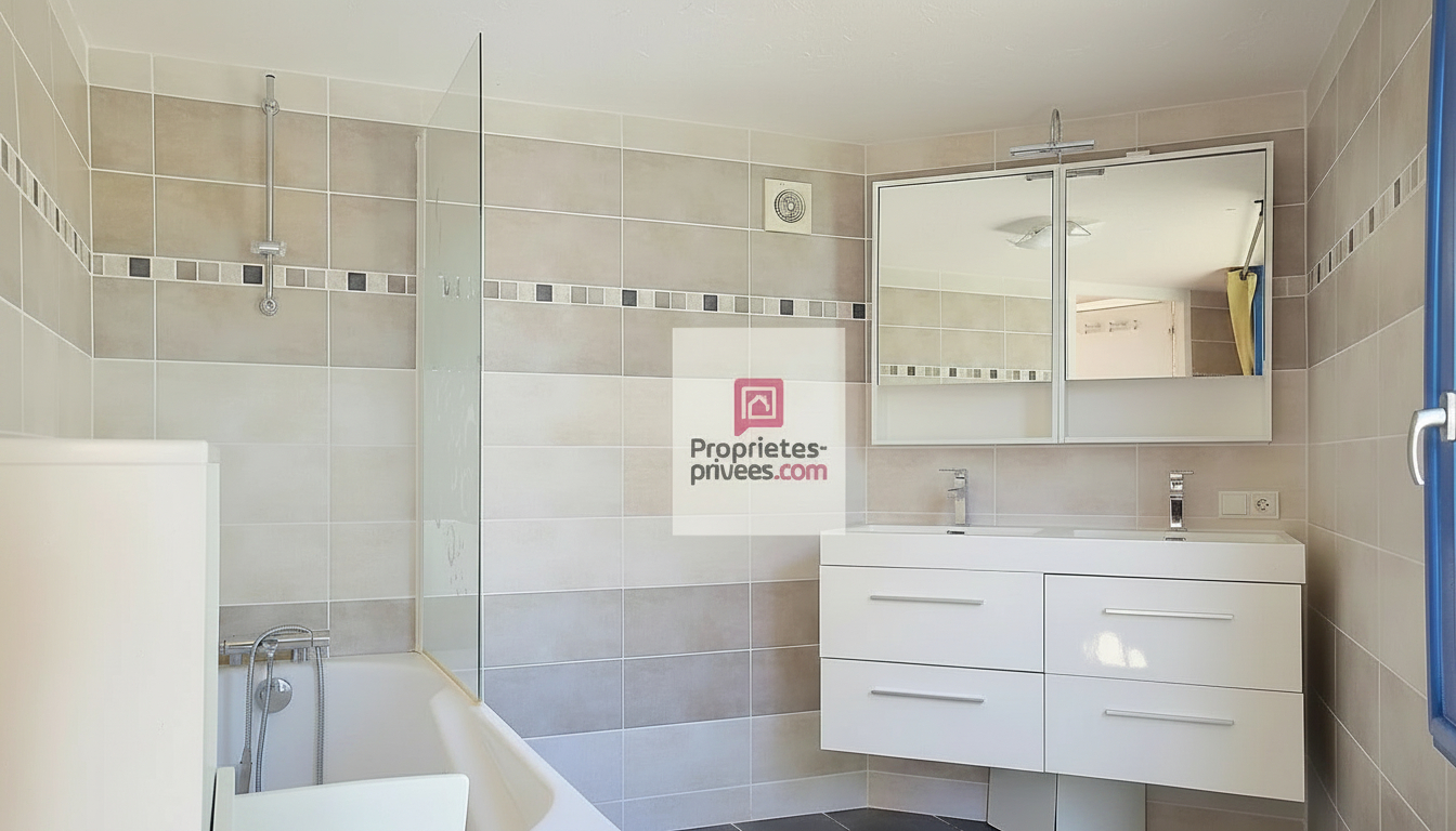 LES EYZIES-DE-TAYAC-SIREUIL Une propriété volontairement à l'écart, pour ceux qui privilégient le silence, la discrétion et un cadre naturel préservé. 4 chambres. Terrain environ 1 hectare 15