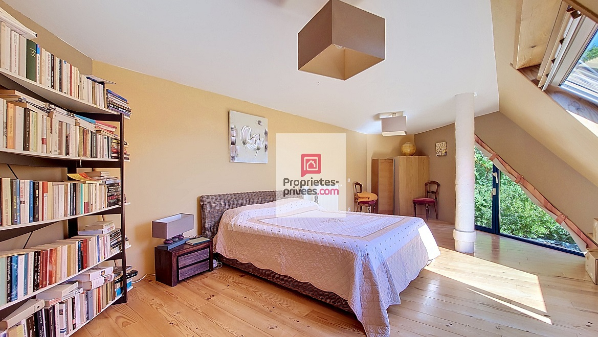 LES EYZIES-DE-TAYAC-SIREUIL Une propriété volontairement à l'écart, pour ceux qui privilégient le silence, la discrétion et un cadre naturel préservé. 4 chambres. Terrain environ 1 hectare 16