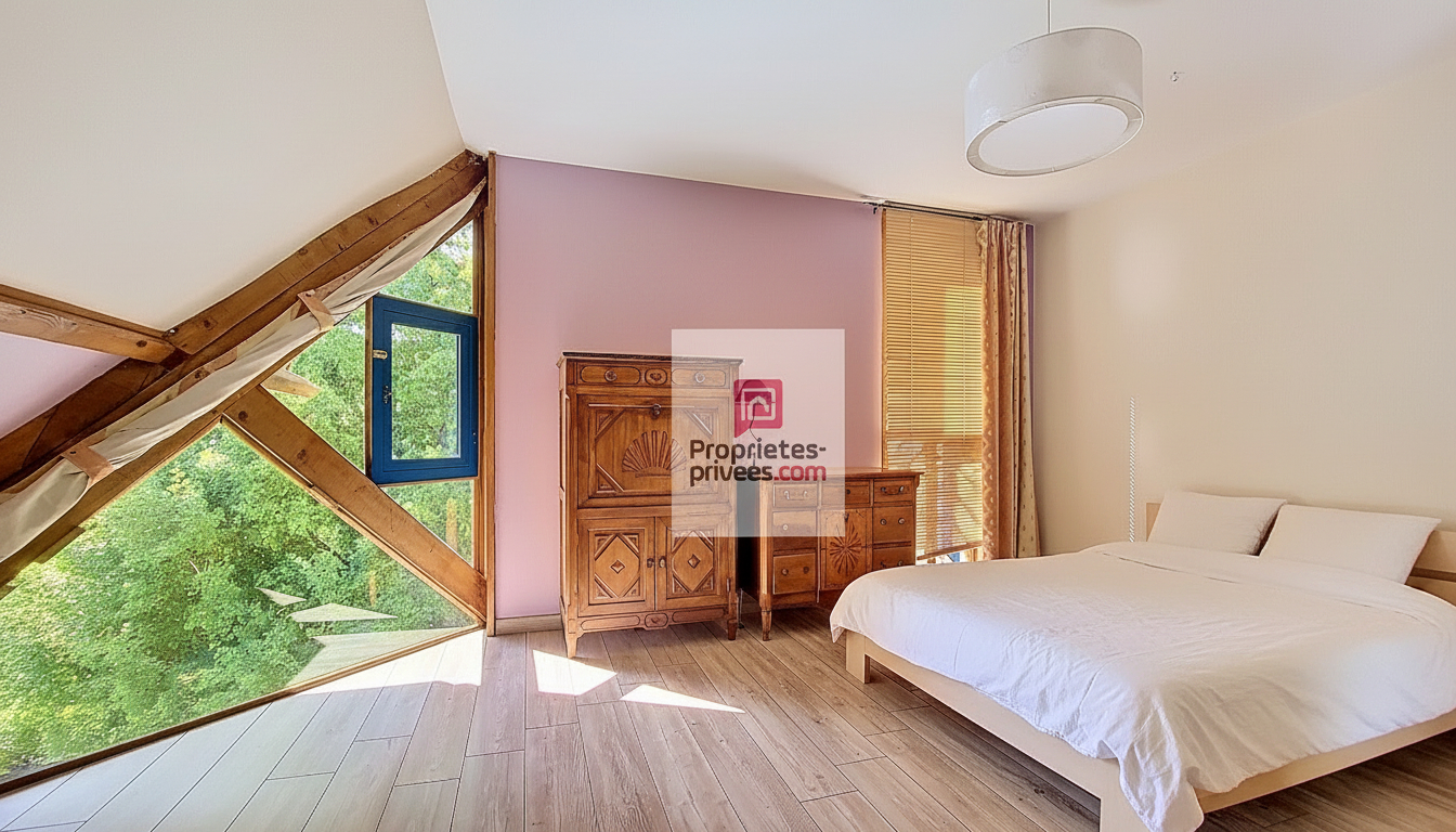 LES EYZIES-DE-TAYAC-SIREUIL Une propriété volontairement à l'écart, pour ceux qui privilégient le silence, la discrétion et un cadre naturel préservé. 4 chambres. Terrain environ 1 hectare 17