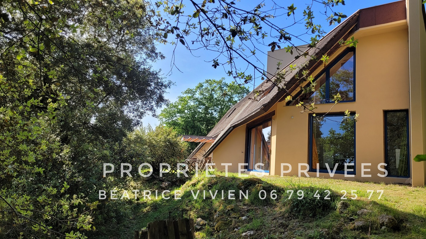 LES EYZIES-DE-TAYAC-SIREUIL Une propriété volontairement à l'écart, pour ceux qui privilégient le silence, la discrétion et un cadre naturel préservé. 4 chambres. Terrain environ 1 hectare 2