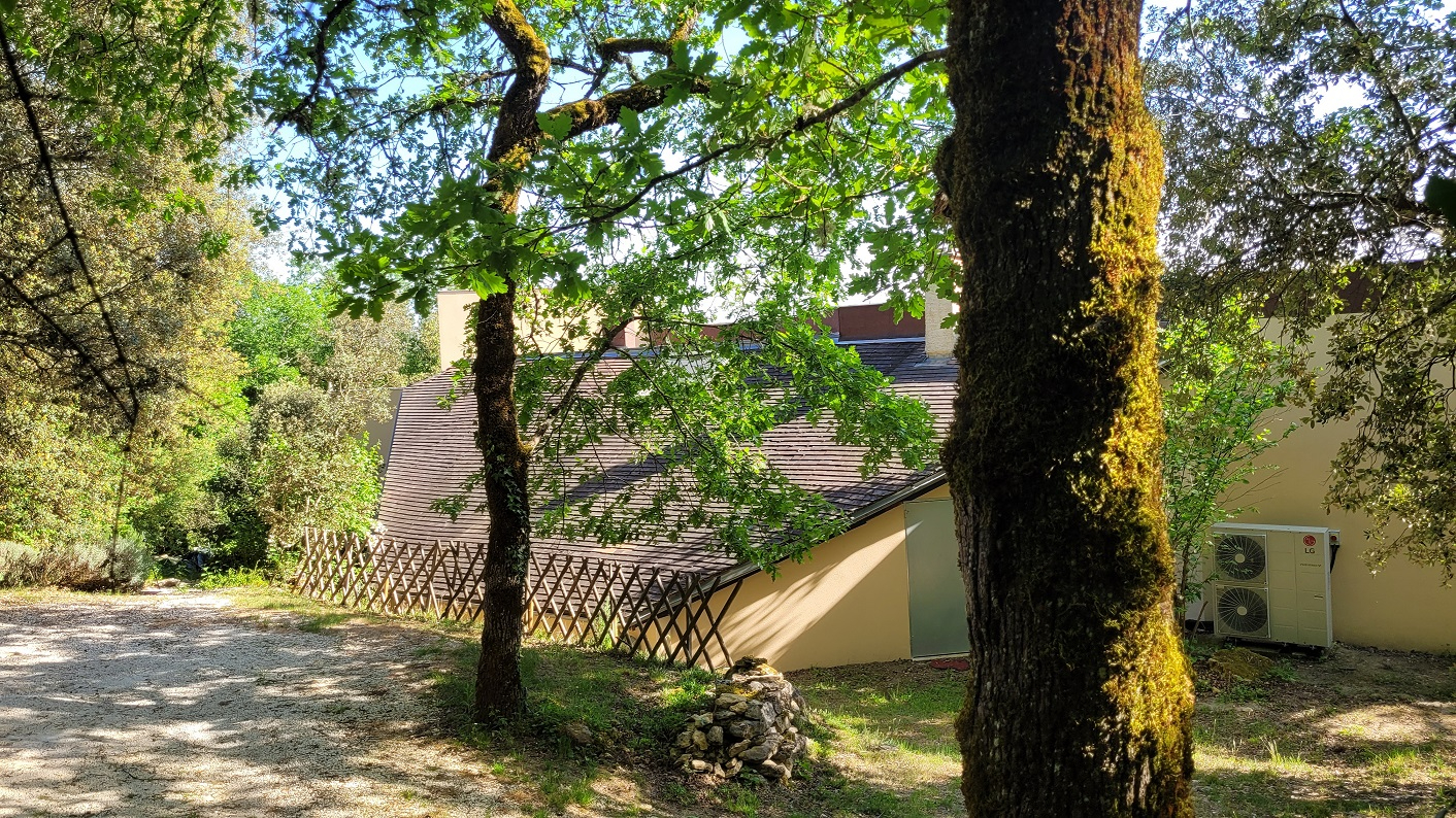 LES EYZIES-DE-TAYAC-SIREUIL Une propriété volontairement à l'écart, pour ceux qui privilégient le silence, la discrétion et un cadre naturel préservé. 4 chambres. Terrain environ 1 hectare 6
