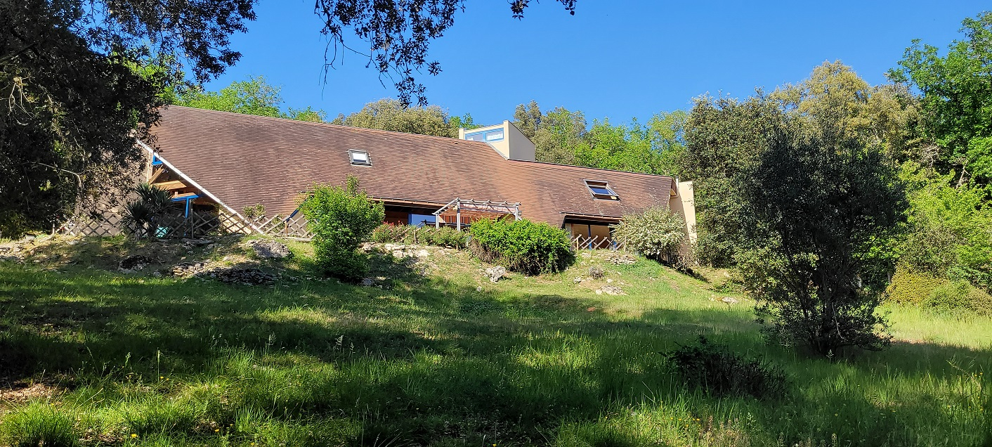 LES EYZIES-DE-TAYAC-SIREUIL Une propriété volontairement à l'écart, pour ceux qui privilégient le silence, la discrétion et un cadre naturel préservé. 4 chambres. Terrain environ 1 hectare 7