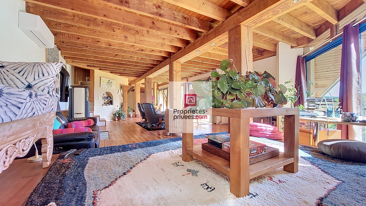 LES EYZIES-DE-TAYAC-SIREUIL Une propriété volontairement à l'écart, pour ceux qui privilégient le silence, la discrétion et un cadre naturel préservé. 4 chambres. Terrain environ 1 hectare 8