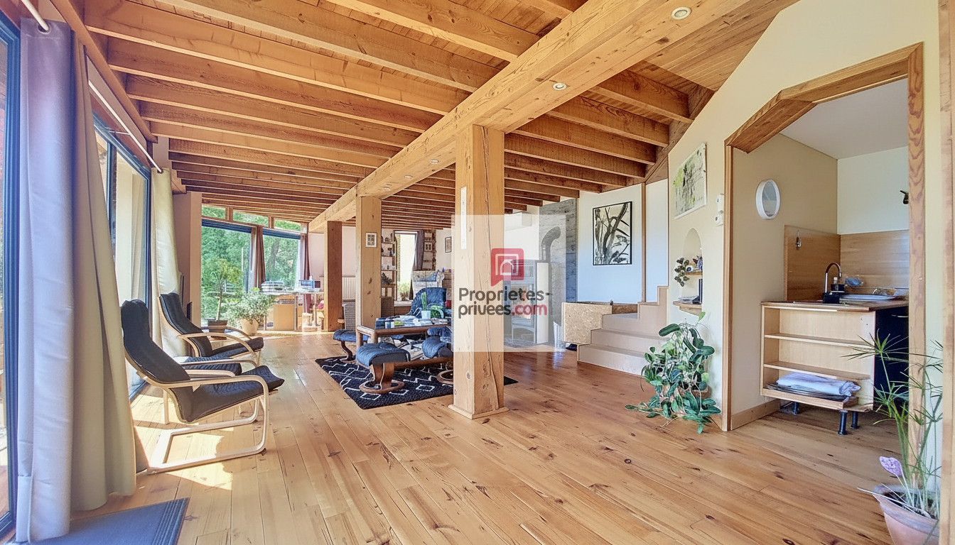 LES EYZIES-DE-TAYAC-SIREUIL Une propriété volontairement à l'écart, pour ceux qui privilégient le silence, la discrétion et un cadre naturel préservé. 4 chambres. Terrain environ 1 hectare 9