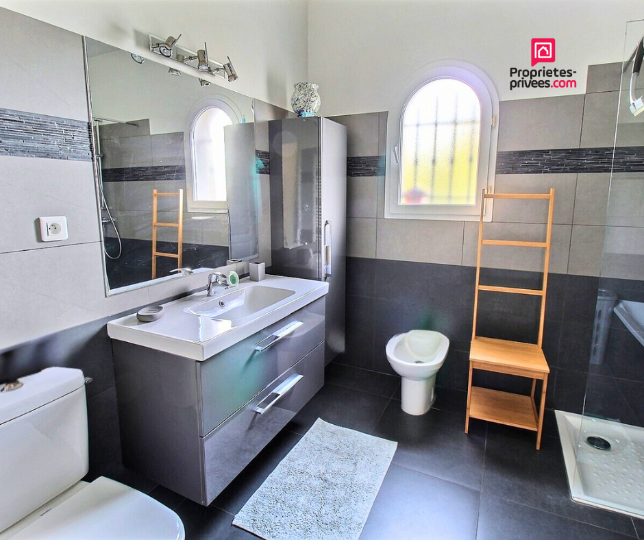 LE MUY Villa plain pied avec piscine et double garage dans un quartier calme ! 10