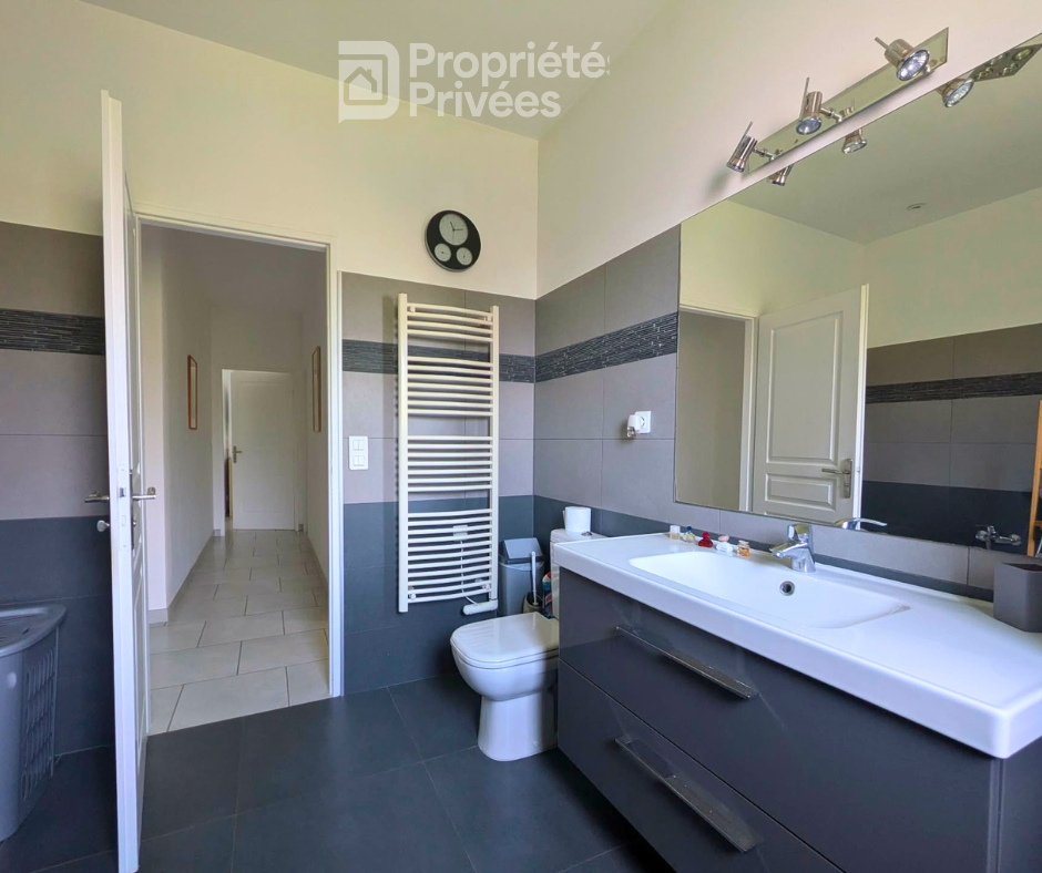 LE MUY Villa plain pied avec piscine et double garage dans un quartier calme ! 13