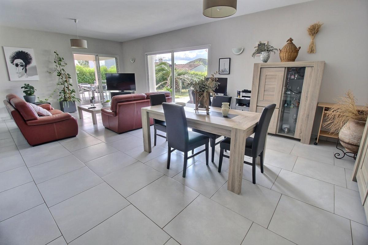 LE MUY Villa plain pied avec piscine et double garage dans un quartier calme ! 4