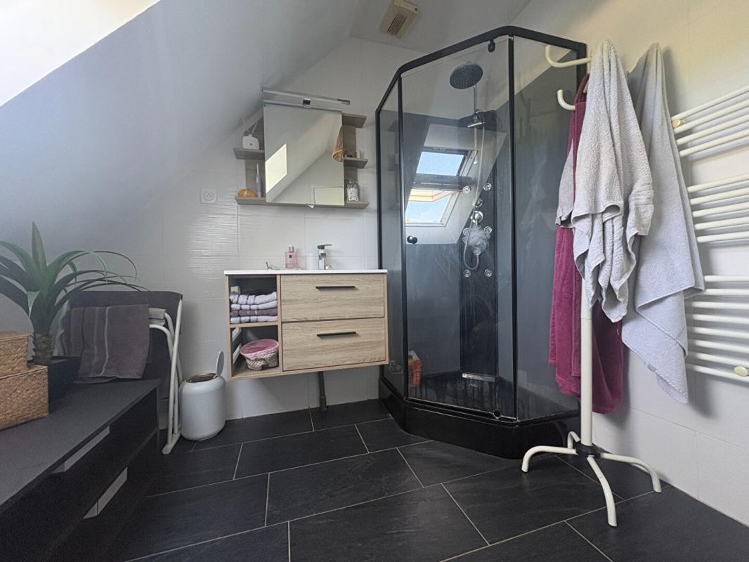 BAUNE Maison située en bourg, à proximité d'Angers 13