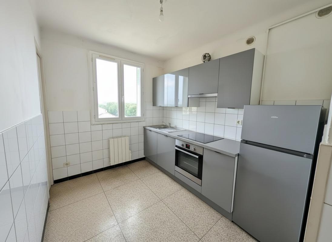 SALON-DE-PROVENCE À louer - T2 de 40 m² à Salon-de-Provence 2