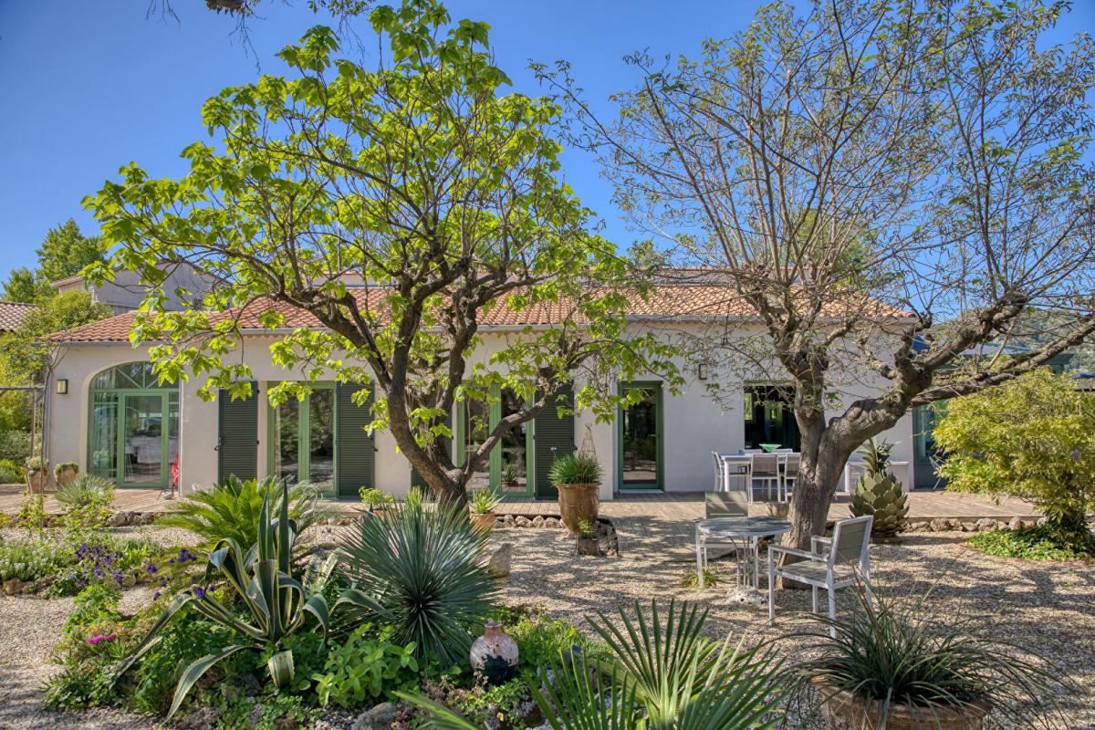ANDUZE Superbe villa  de plain pied  avec piscine et mazet indépendant sur les hauteurs avec vue exceptionnelle 2