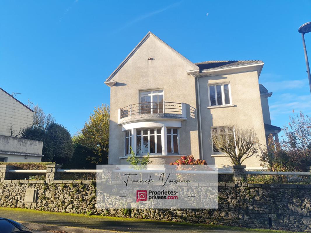 LES HERBIERS Maison de 212 m2 A VENDRE Les Herbiers  Centre Ville - 4 Chambres et un bureau sur un terrain de 1150 m2 1