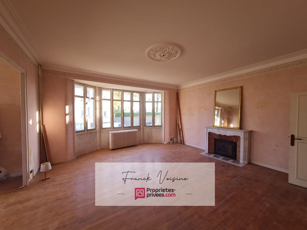 LES HERBIERS Maison de 212 m2 A VENDRE Les Herbiers  Centre Ville - 4 Chambres et un bureau sur un terrain de 1150 m2 5