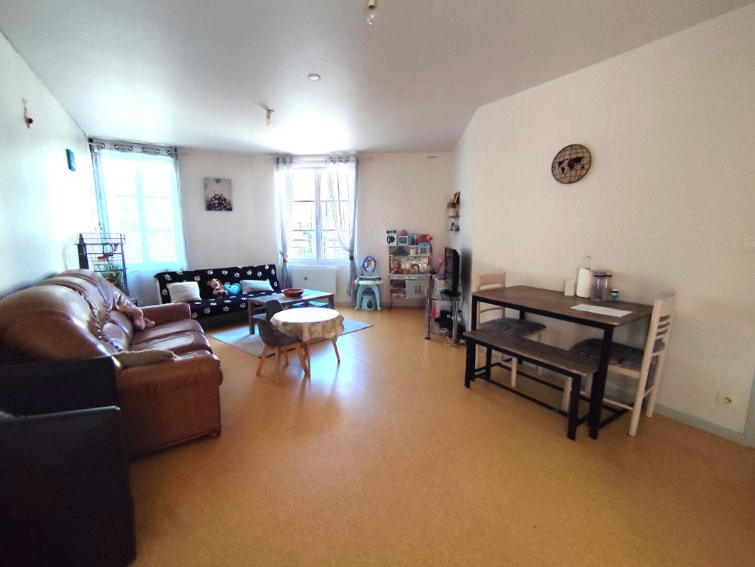 SAINT-BRIEUC Immeuble avec local commercial et 2 appartements 5